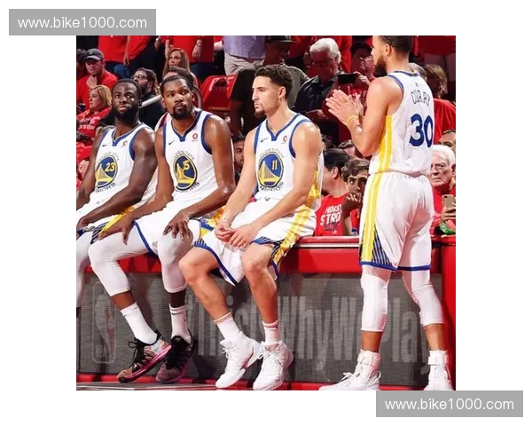 英雄亚顿的传奇之路：从孤独勇士到世界英雄的崛起与挑战